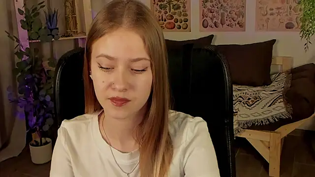 Snapshot of EveMundie chatting on March 19, 2025, 12:34 pm EveMundie online show from March 19, 2025, 12:34 pm