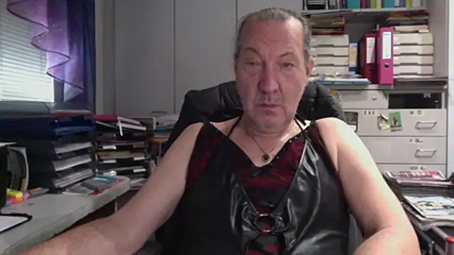 Snapshot of HMStraps01 chatting on November 28, 2025, 10:37 am HMStraps01 online show from November 28, 2025, 10:37 am