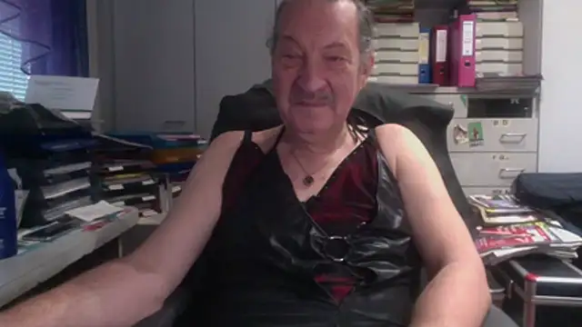 HMStraps01 online show from January 6, 2026, 1:04 pm