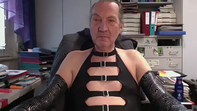 Snapshot of HMStraps01 chatting on February 27, 2025, 2:43 pm HMStraps01 online show from February 27, 2025, 2:43 pm