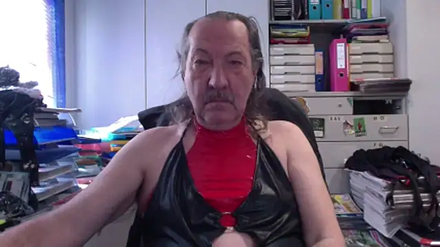 HMStraps01 online show from April 15, 2026, 8:31 am