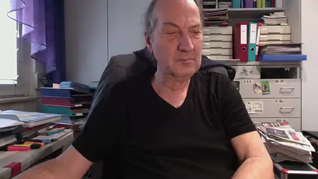 Snapshot of HMStraps01 chatting on February 26, 2025, 1:32 pm HMStraps01 online show from February 26, 2025, 1:32 pm