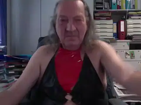 Snapshot of HMStraps01 chatting on November 3, 2025, 10:41 am HMStraps01 online show from November 3, 2025, 10:41 am