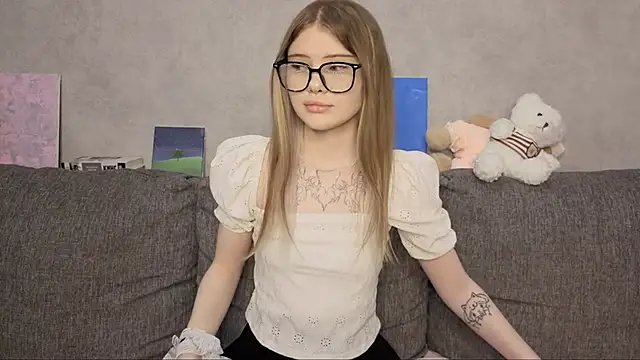 Snapshot of CarolinePepper chatting on May 23, 2026, 1:43 pm CarolinePepper online show from May 23, 2026, 1:43 pm