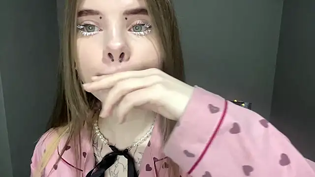 CarolinePepper online show from March 10, 2025, 5:07 pm