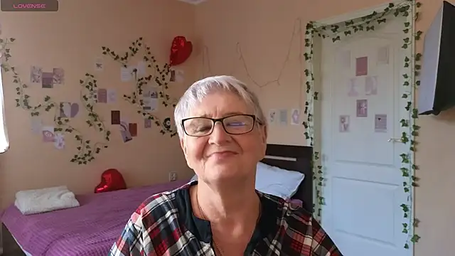 Sandra Snowflake online show from June 3, 2026, 2:33 pm