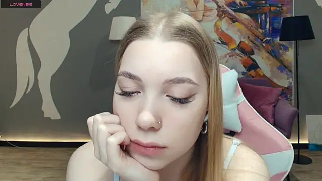 Snapshot of FloraBonde chatting on December 19, 2025, 11:12 am FloraBonde online show from December 19, 2025, 11:12 am