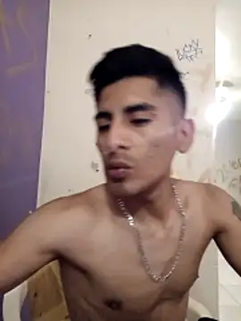 Snapshot of LeonRoots chatting on February 10, 2026, 8:41 pm LeonRoots online show from February 10, 2026, 8:41 pm