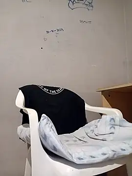 Snapshot of LeonRoots chatting on March 6, 2026, 9:48 am LeonRoots online show from March 6, 2026, 9:48 am