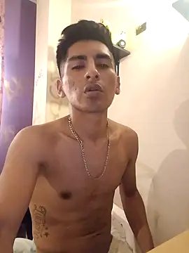 Snapshot of LeonRoots chatting on February 14, 2026, 6:08 pm LeonRoots online show from February 14, 2026, 6:08 pm