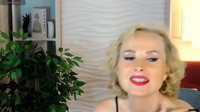 Snapshot of Sandra_Kind chatting on September 14, 2025, 6:03 am Sandra Kind online show from September 14, 2025, 6:03 am