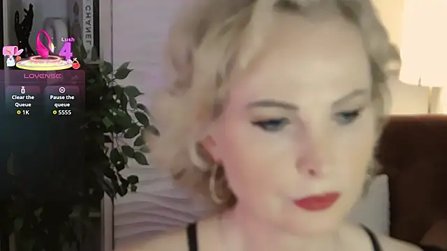 Snapshot of Sandra_Kind chatting on September 30, 2025, 5:35 am Sandra Kind online show from September 30, 2025, 5:35 am