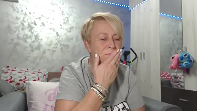 Snapshot of RosesandLillies chatting on April 11, 2026, 3:59 pm RosesandLillies online show from April 11, 2026, 3:59 pm