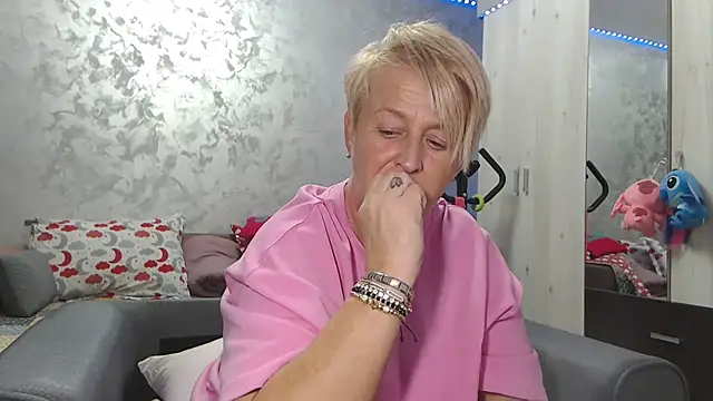 Snapshot of RosesandLillies chatting on April 5, 2026, 4:13 pm RosesandLillies online show from April 5, 2026, 4:13 pm