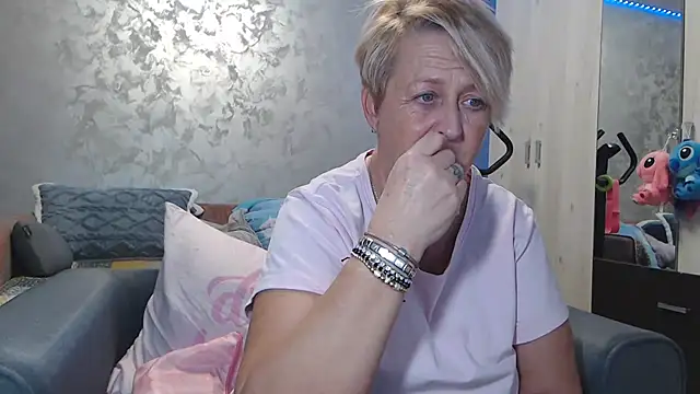 Snapshot of RosesandLillies chatting on March 5, 2026, 6:04 pm RosesandLillies online show from March 5, 2026, 6:04 pm