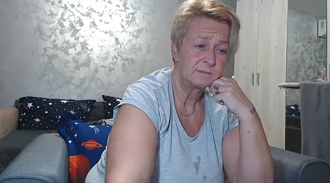 Snapshot of RosesandLillies chatting on February 26, 2025, 5:53 pm RosesandLillies online show from February 26, 2025, 5:53 pm