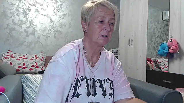 Snapshot of RosesandLillies chatting on September 23, 2025, 5:09 pm RosesandLillies online show from September 23, 2025, 5:09 pm
