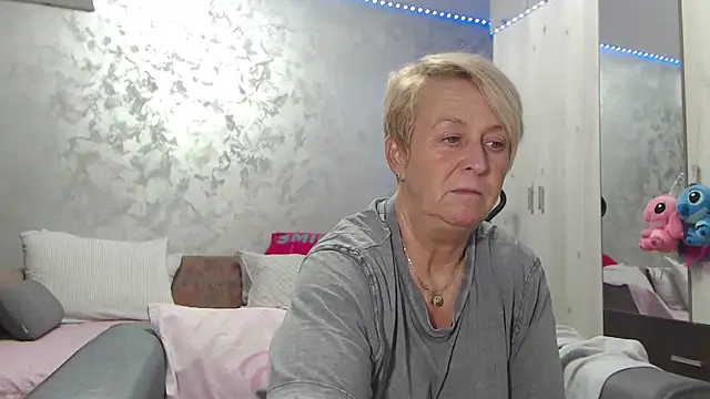 Snapshot of RosesandLillies chatting on April 14, 2026, 4:12 pm RosesandLillies online show from April 14, 2026, 4:12 pm