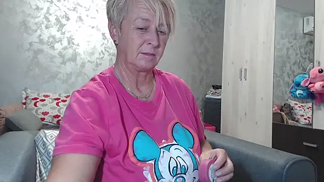 Snapshot of RosesandLillies chatting on September 28, 2025, 4:47 pm RosesandLillies online show from September 28, 2025, 4:47 pm