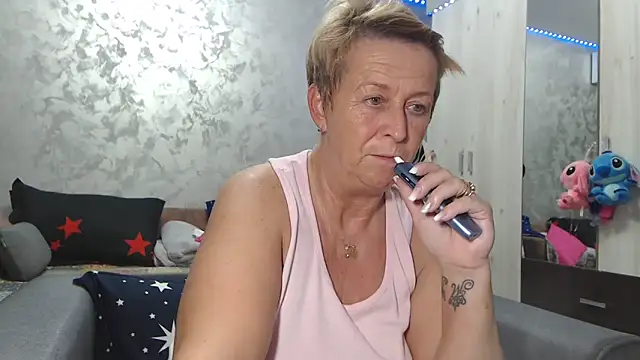 Snapshot of RosesandLillies chatting on April 3, 2026, 5:08 pm RosesandLillies online show from April 3, 2026, 5:08 pm