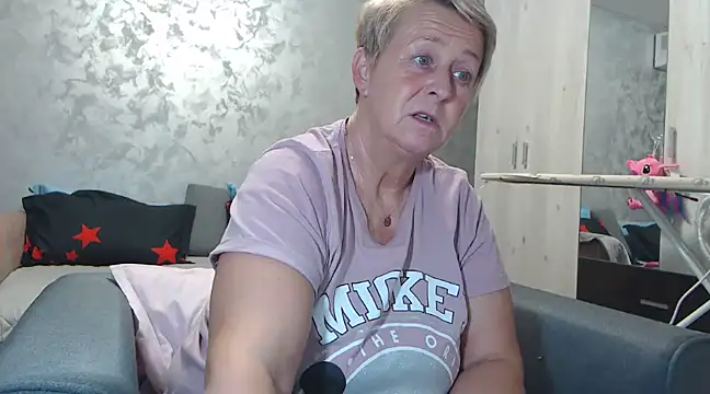 Snapshot of RosesandLillies chatting on March 12, 2025, 5:49 pm RosesandLillies online show from March 12, 2025, 5:49 pm