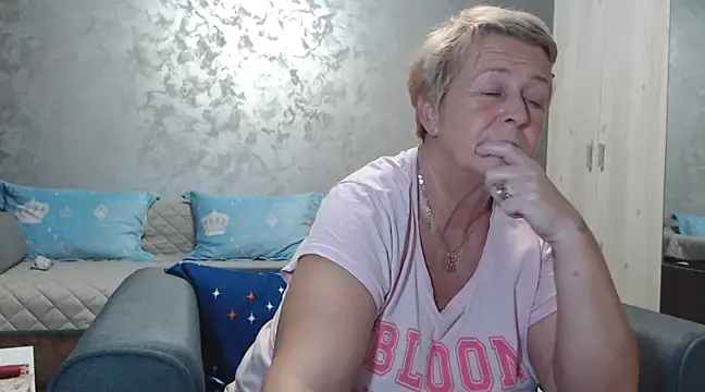 Snapshot of RosesandLillies chatting on March 7, 2025, 4:55 pm RosesandLillies online show from March 7, 2025, 4:55 pm