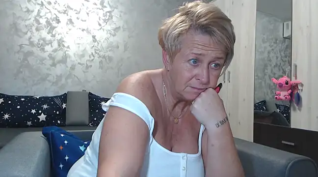 Snapshot of RosesandLillies chatting on February 28, 2025, 5:37 pm RosesandLillies online show from February 28, 2025, 5:37 pm