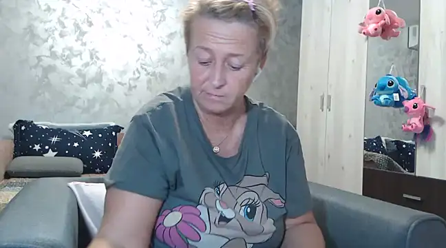 Snapshot of RosesandLillies chatting on March 14, 2025, 4:40 pm RosesandLillies online show from March 14, 2025, 4:40 pm