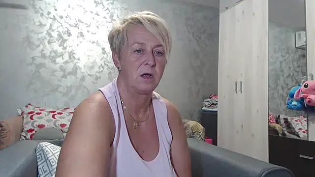 Snapshot of RosesandLillies chatting on September 26, 2025, 4:47 pm RosesandLillies online show from September 26, 2025, 4:47 pm