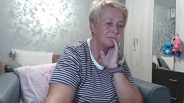 Snapshot of RosesandLillies chatting on September 18, 2025, 5:16 pm RosesandLillies online show from September 18, 2025, 5:16 pm