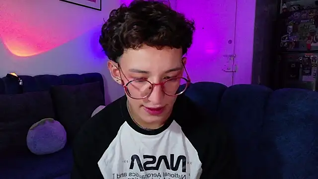 Snapshot of iiangel_ chatting on April 16, 2026, 12:33 am iiangel online show from April 16, 2026, 12:33 am