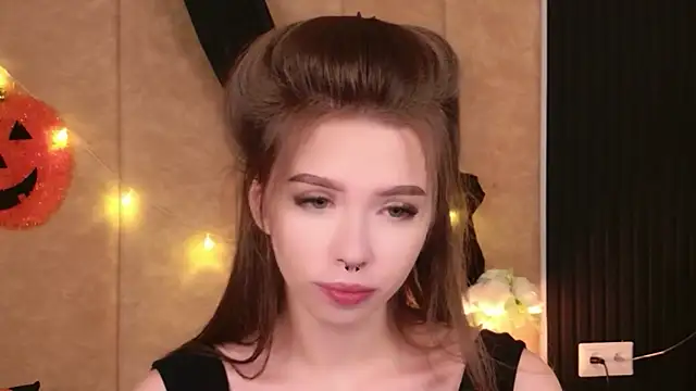 Snapshot of Sierra_Fane chatting on November 3, 2025, 6:18 am Sierra Fane online show from November 3, 2025, 6:18 am