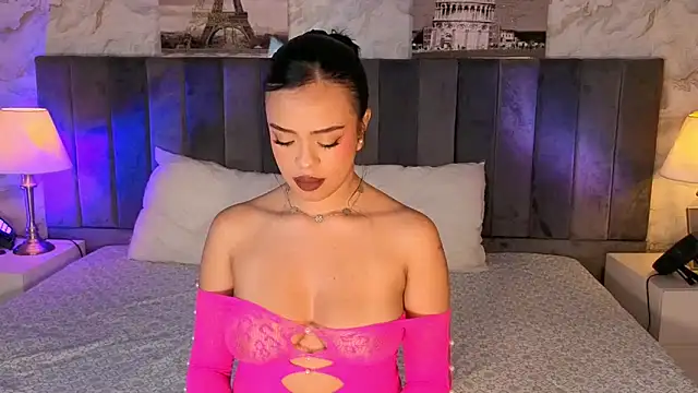 LiaHilton2 online show from November 18, 2025, 2:31 pm