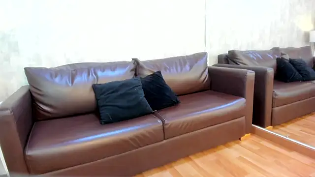 NahomyCarther online show from November 4, 2025, 3:54 am