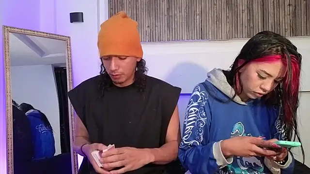 Snapshot of aron_and_paula chatting on December 1, 2025, 3:29 am aron and paula online show from December 1, 2025, 3:29 am