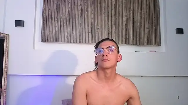 Snapshot of aron_and_paula chatting on November 5, 2025, 4:04 am aron and paula online show from November 5, 2025, 4:04 am