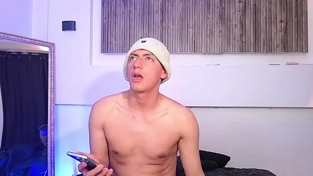 Snapshot of aron_and_paula chatting on November 4, 2025, 4:05 am aron and paula online show from November 4, 2025, 4:05 am