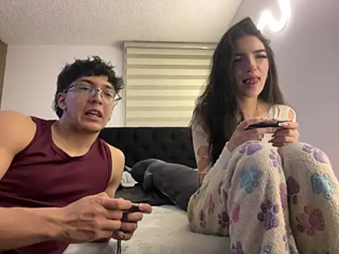 DesireLuxe online show from April 4, 2026, 6:09 am