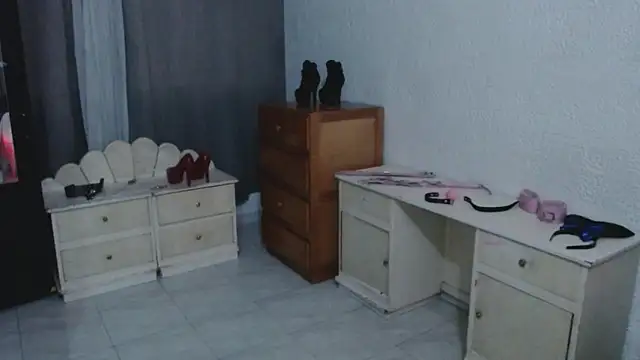 EngelCristaly online show from April 14, 2026, 9:14 am