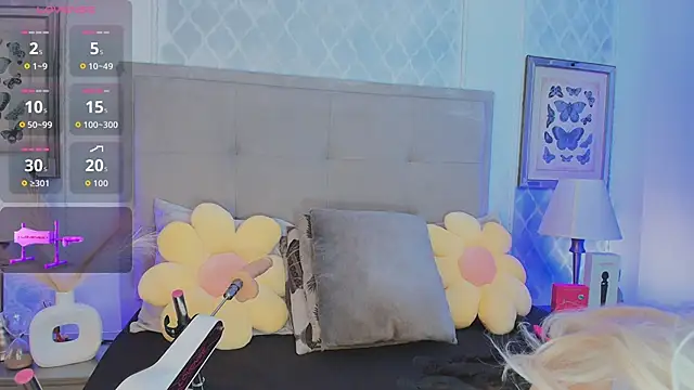 Carlaguzman  online show from December 3, 2025, 3:22 pm