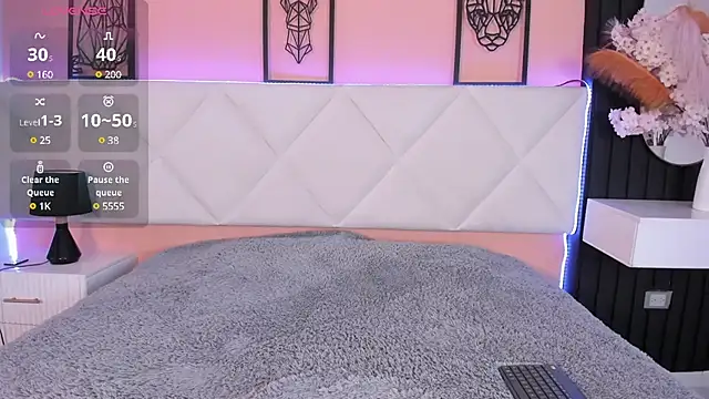 valkiria davies  online show from February 25, 2025, 12:16 pm