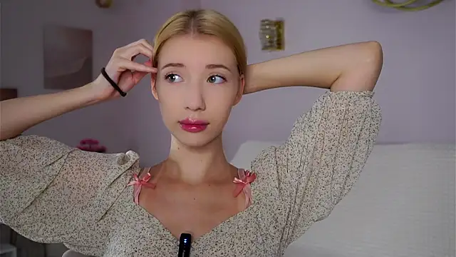 SunnivaCovil online show from November 23, 2025, 2:38 pm