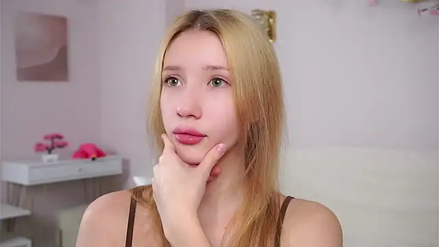 Snapshot of SunnivaCovil chatting on March 9, 2026, 2:42 pm SunnivaCovil online show from March 9, 2026, 2:42 pm