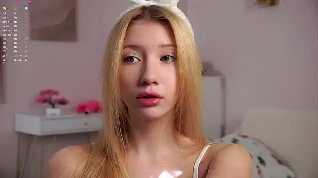 Snapshot of SunnivaCovil chatting on March 23, 2026, 2:50 pm SunnivaCovil online show from March 23, 2026, 2:50 pm