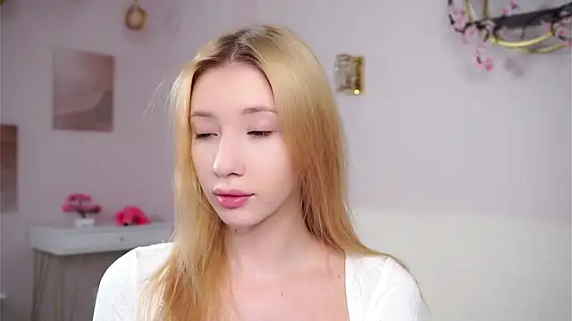 Snapshot of SunnivaCovil chatting on March 5, 2026, 2:35 pm SunnivaCovil online show from March 5, 2026, 2:35 pm