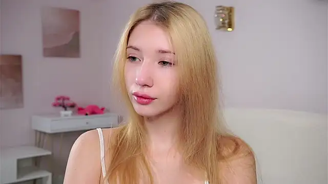 Snapshot of SunnivaCovil chatting on March 8, 2026, 3:26 pm SunnivaCovil online show from March 8, 2026, 3:26 pm