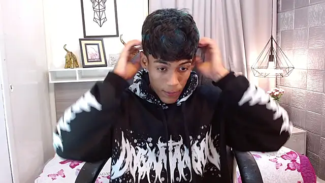 Snapshot of RyanKing19 chatting on October 21, 2025, 4:12 am RyanKing19 online show from October 21, 2025, 4:12 am