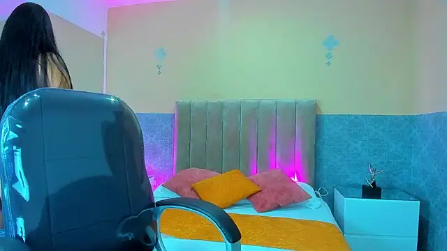 Geraldine Curves online show from November 28, 2025, 12:49 pm