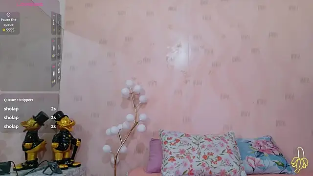 Snapshot of innocenthazel chatting on April 29, 2026, 2:49 am innocenthazel online show from April 29, 2026, 2:49 am