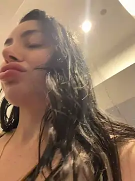 Mia Splash online show from May 12, 2026, 3:47 am